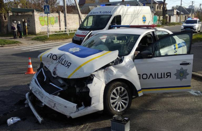 Пошел на таран: в Херсоне ВАЗ влетел в полицейскую машину
