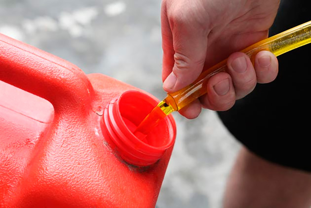 На Закарпатье руководство полиции сливало бензин со служебных машин