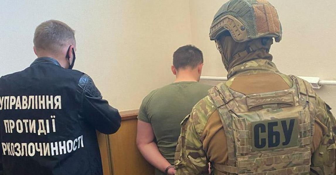 Сотрудники Госслужбы по чрезвычайным ситуациям продавали по 10 кг наркотиков в месяц