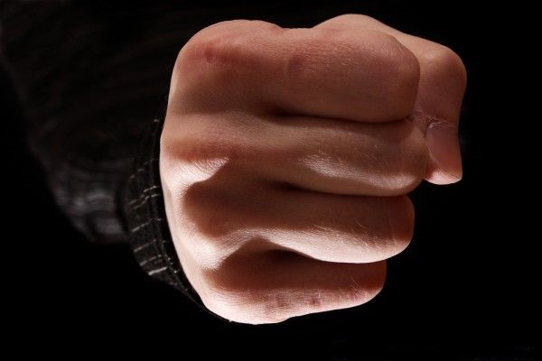 Подполковника полиции избили за замечание об отсутствии маски