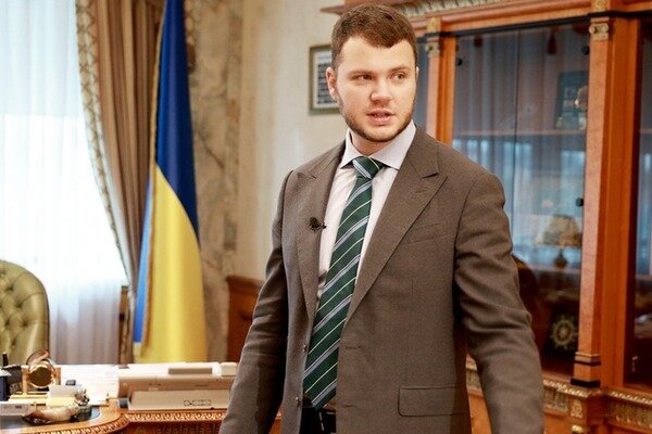 Стало відомо, скільки отримує міністр інфраструктури зі своїми замами