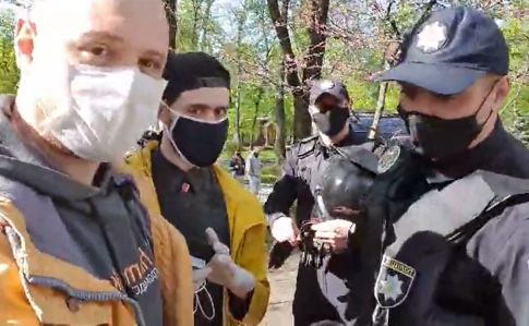 Полиция напала на журналиста, который снимал митинг у Кабмина, стоя на газоне