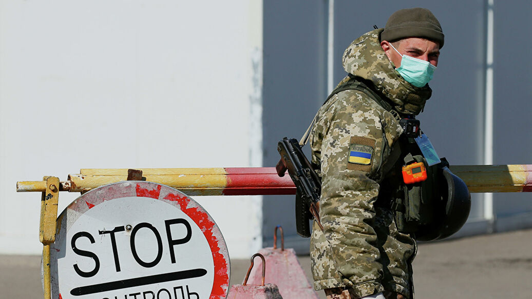 На Закарпатті прикордонник за гроші обіцяв допомогти переправити партію масок в Угорщину