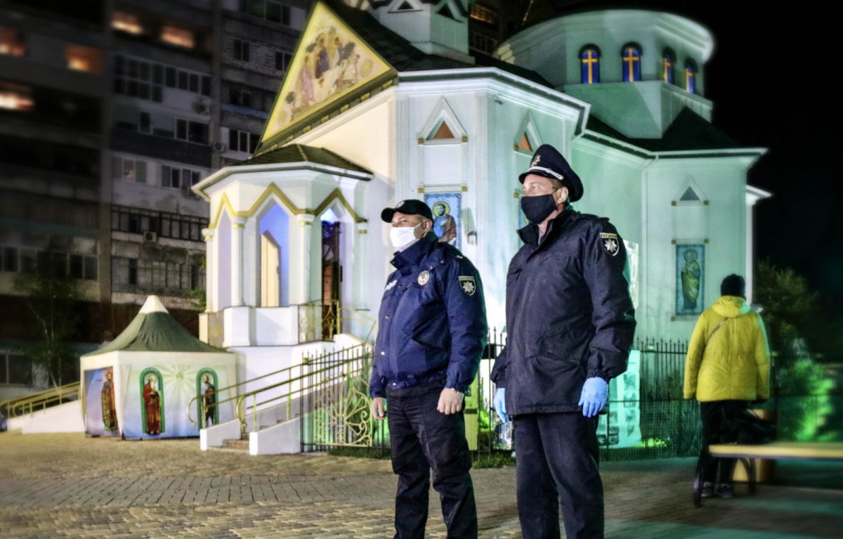 Всего полиция зафиксировала до двух десятков нарушений в пасхальную ночь