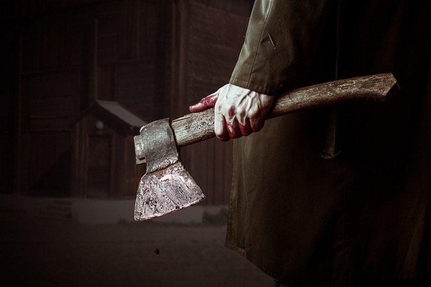 В Ахтырке насильник шнурком ботинка задушил женщину, а затем пополам разрубил ее топором