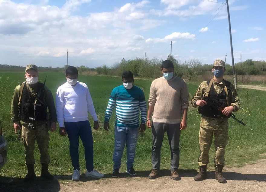 Украинские пограничники задержали на границе с Румынией такси с тремя пакистанцами