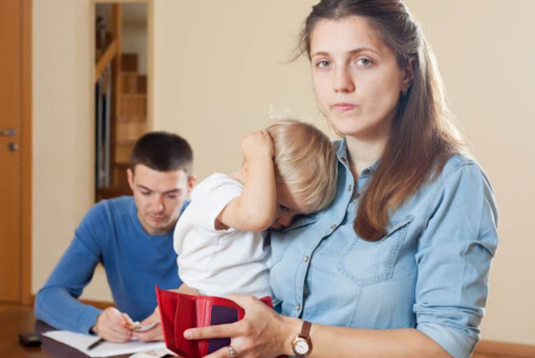 Тернопольский чиновник за взятку хотел лишить ребенка алиментов