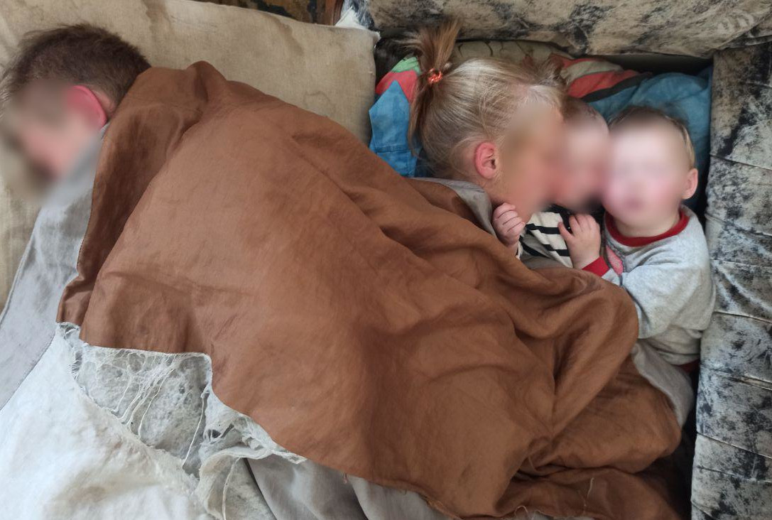 В Харькове «скорая» забрала младенцев, живших в антисанитарных условиях