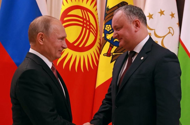 У Молдові опублікували відео, де президентові Додону передають гроші від Путіна