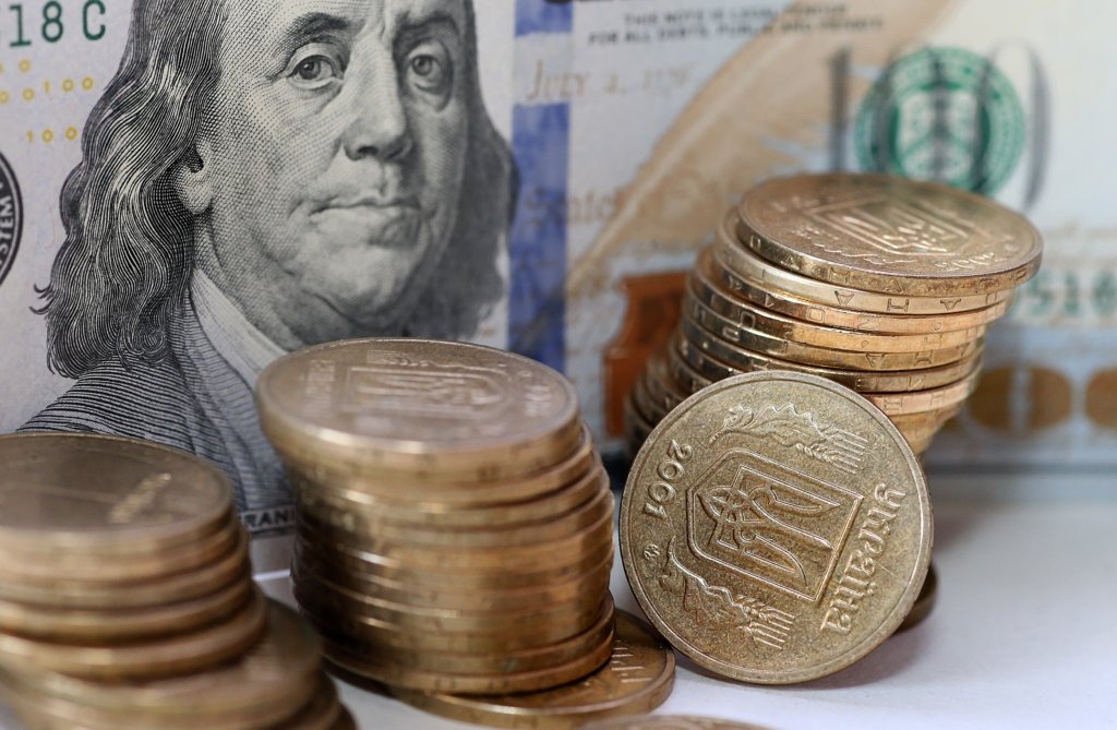 Вже півтора місяці українці спостерігають за падінням долара