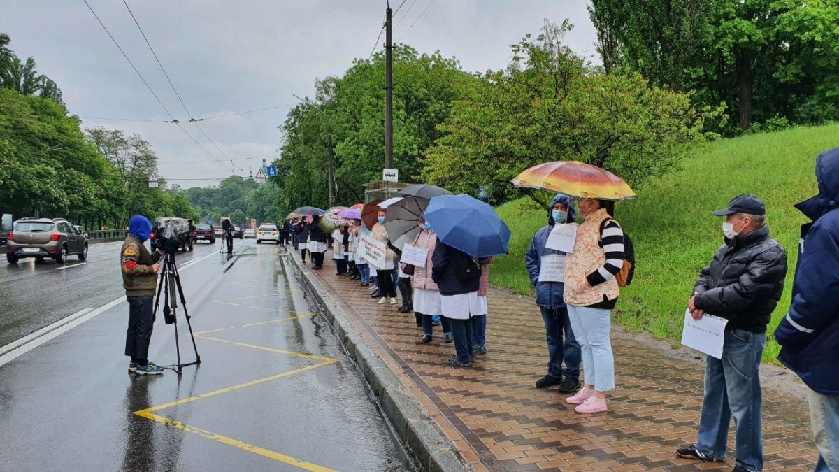 В Киеве митингуют работники психбольницы