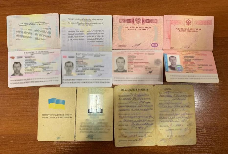 На границе с Россией задержали мужчину с пятью настоящими паспортами