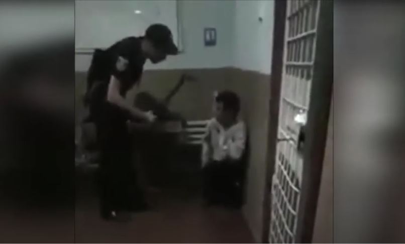 На свободе остался винницкий полицейский, который избивал задержанного на камеру