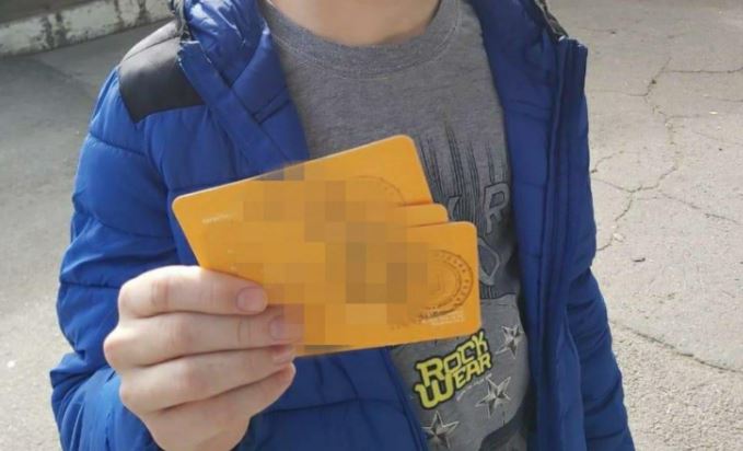 В Днепре мужчина с малолетним сыном торговал пропусками для проезда в автобусах