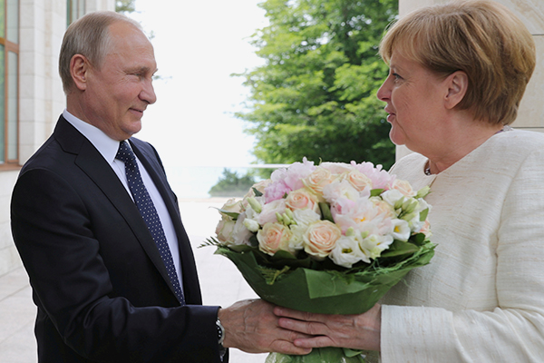 Путін привітав Меркель з Днем Перемоги, а вона привітала його