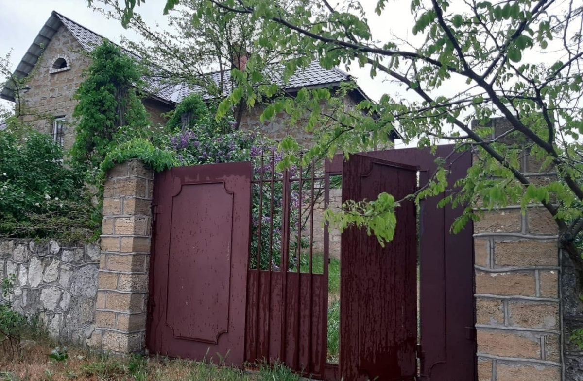 Труп пропавшего без вести мужчины обнаружили закопанным возле дома