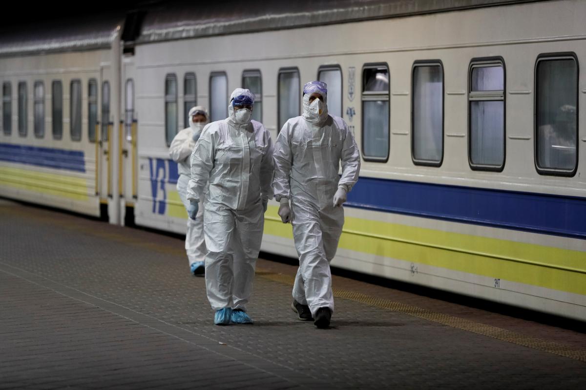Хворим на коронавірус працівникам 