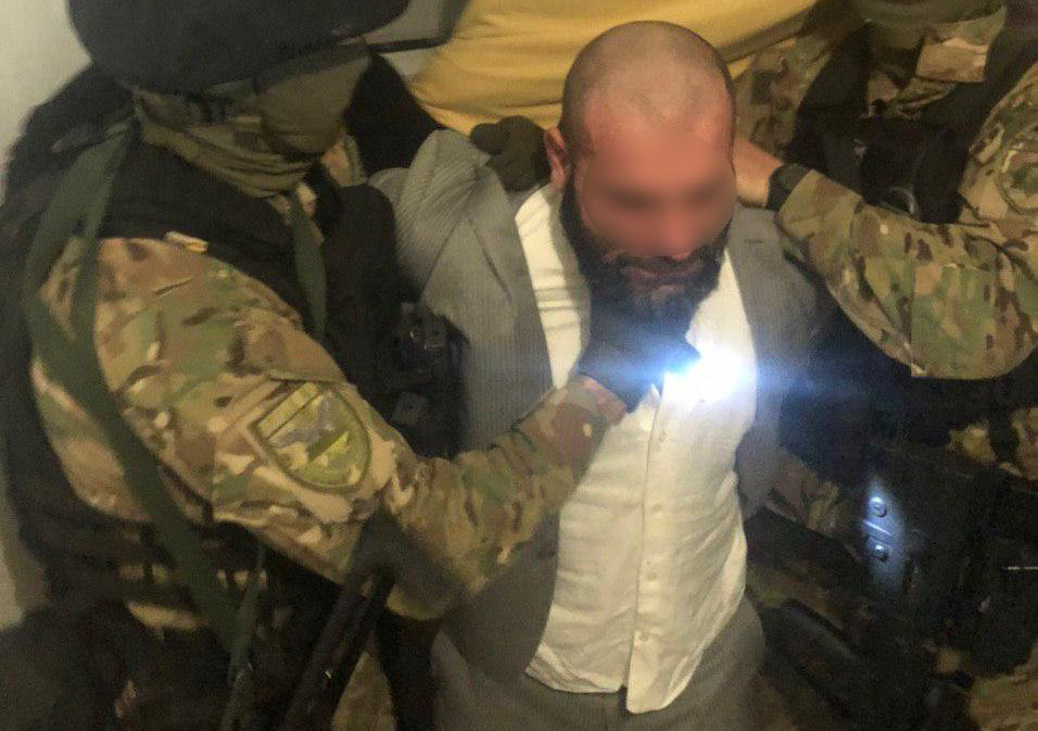 Под Киевом гражданин России забаррикадировался в квартире, угрожая взорвать дом