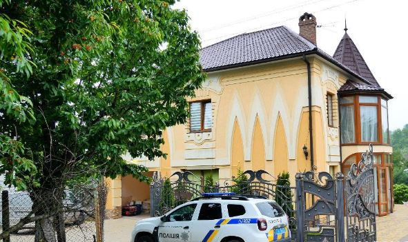 На Буковине двое полицейских ранены разбойником, нарвавшимся на засаду