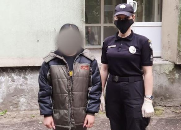 На Луганщине женщина держала на цепи 14-летнюю дочь