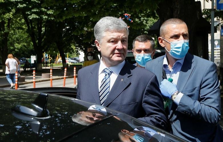 За Порошенком стежать невідомі