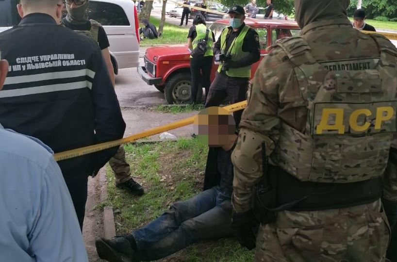 У львовского предпринимателя на улице отобрали сумку с 4 500 000 гривен