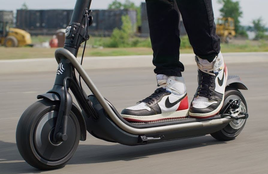 В Запорожье второй день ищут нарушителя на самокате, сбившего пенсионерку