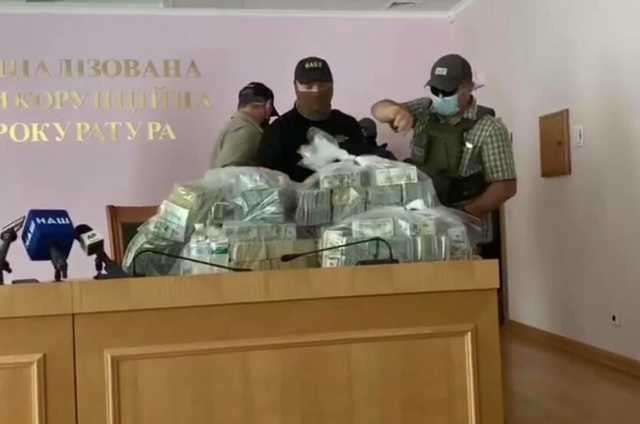 Зараженные деньги? Передававший взятку Холодницкому и Сытнику мог быть болен коронавирусуом