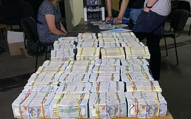 Человек, дававший рекордную взятку Сытнику и Холодницкому, не болен коронавирусом