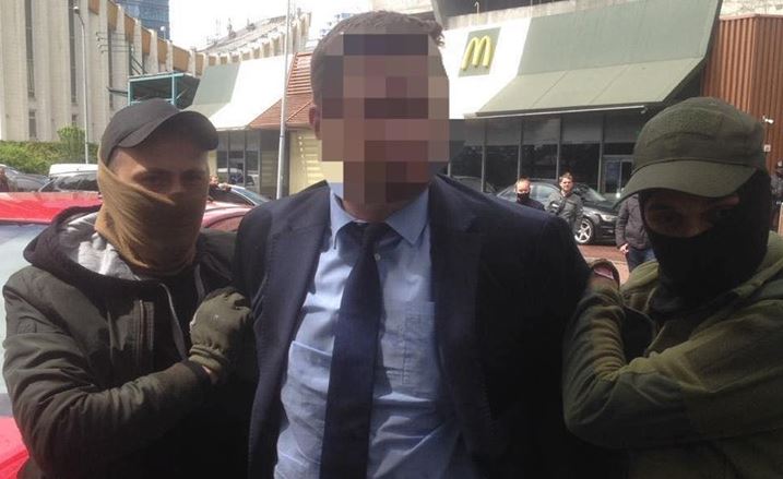 Чиновник Минобразования задержан на взятке в 300 000 гривен