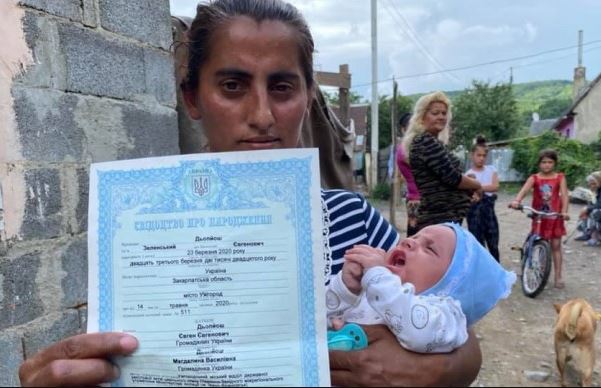 Багатодітна мати на Закарпатті назвала сина Зеленским