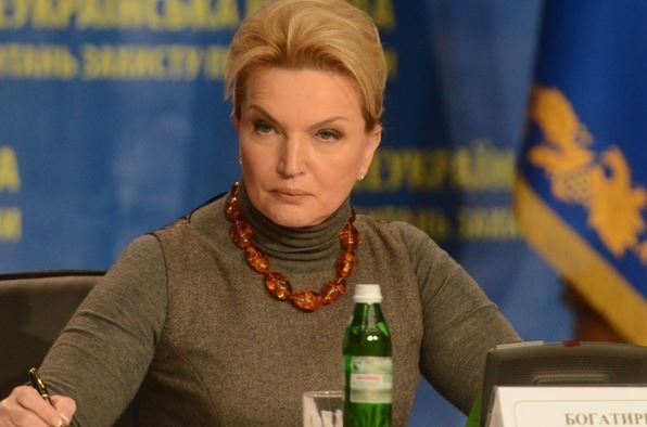 Суд зняв арешт із золотого злитка і значка Партії регіонів для екс-міністра часів Януковича