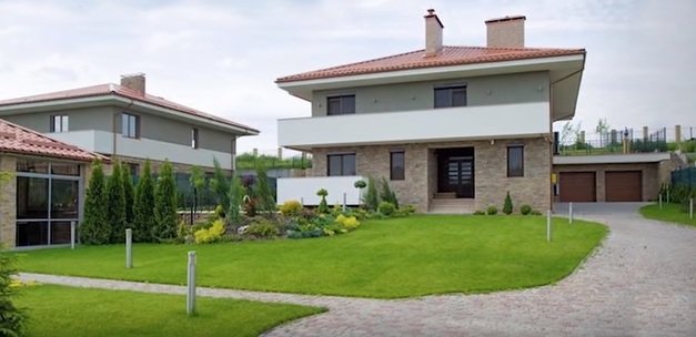 Зеленський продав свій дім Кисілям і живе з сім'єю на держдачі