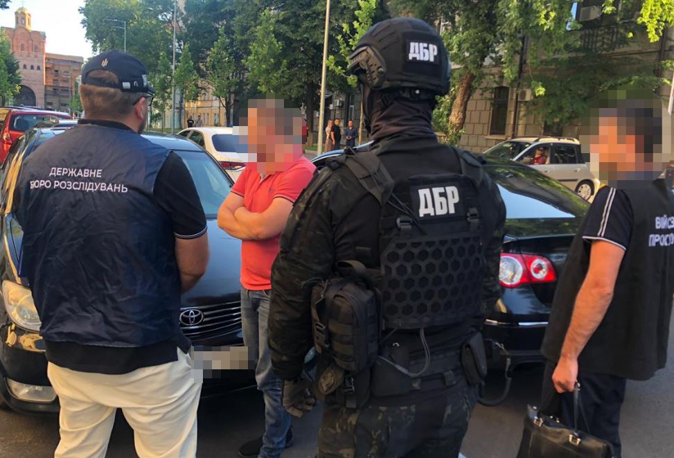ГБР задержало сотрудника СБУ, зарабатывавшего сутенерством