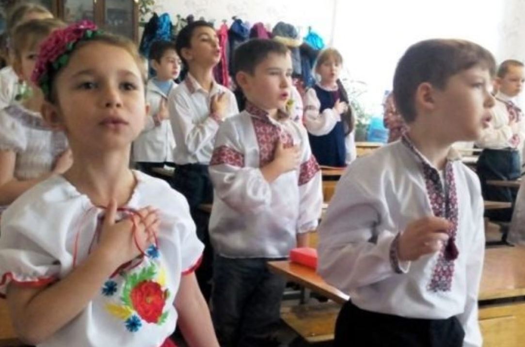 В киевских школах к урокам допустят только после исполнения гимна