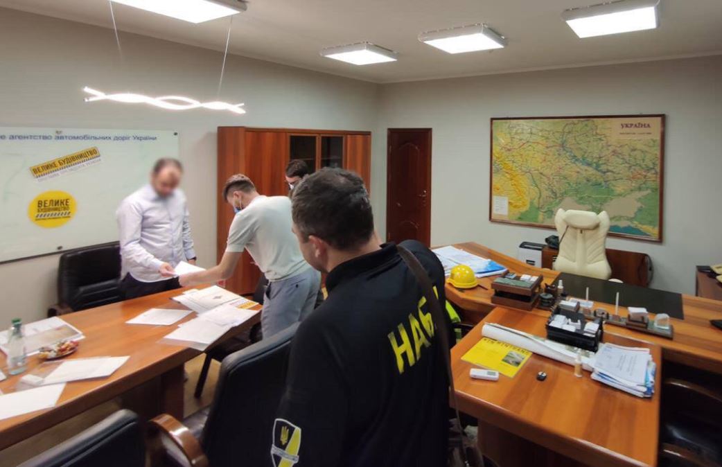НАБУ проводить обшуки в «Укравтодорі» у зв'язку із затриманням його екс-глави