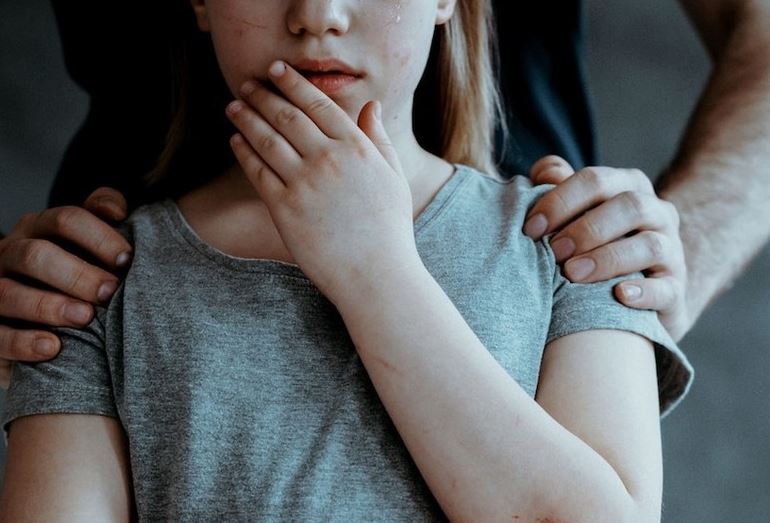 На Волыни родители привели в дом педофила и оставили наедине с детьми