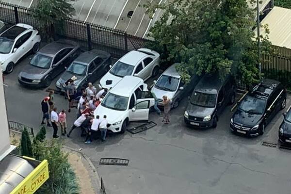 Теща кандидата в мэры Киева не явилась в суд, где ее обвиняют в наезде на мать с ребенком