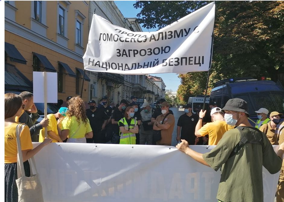 На ЛГБТ-акции пострадали двое одесских полицейских