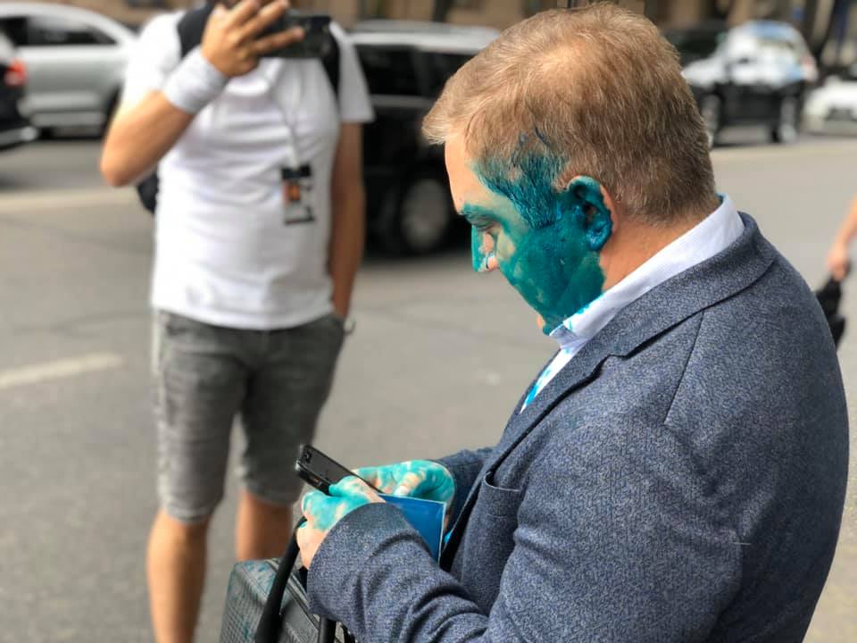 Поліція вимагає ізолювати чоловіка, який облив депутата зеленкою