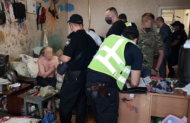 В Киеве мужчина зарезал сына осколками бутылки