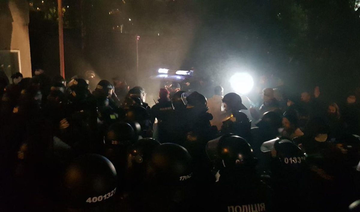 Под судом в Киеве начались столкновения с полицией из-за подозреваемых по делу Шеремета