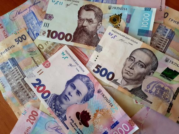 6% украинцев считают гривну надежной валютой