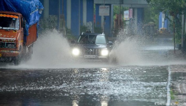 На юг Индии обрушился циклон «Нивар», эвакуировали десятки тысяч человек