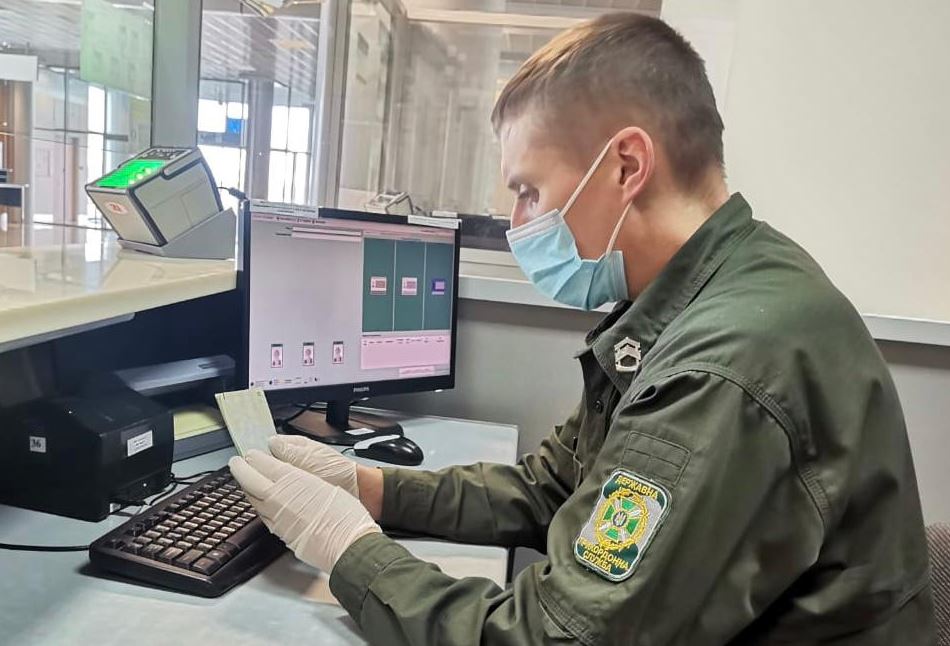 Марокканка склеила страницы в паспорте, чтобы жених не узнал о любовнике в Украине