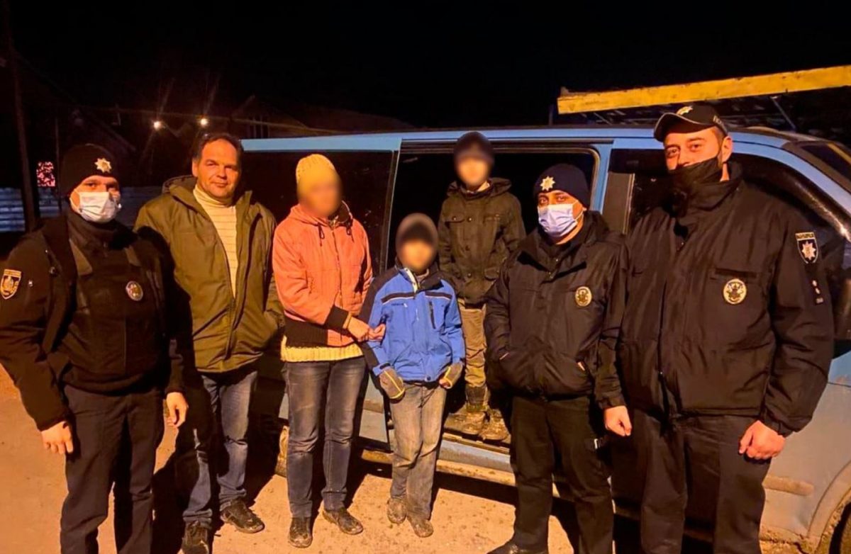 На Буковине женщина ушла в лес с малолетними детьми и потерялась