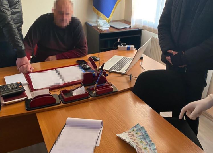 У Чернівецькій області керівника Укртрансбезпеки затримали на мізерному хабарі