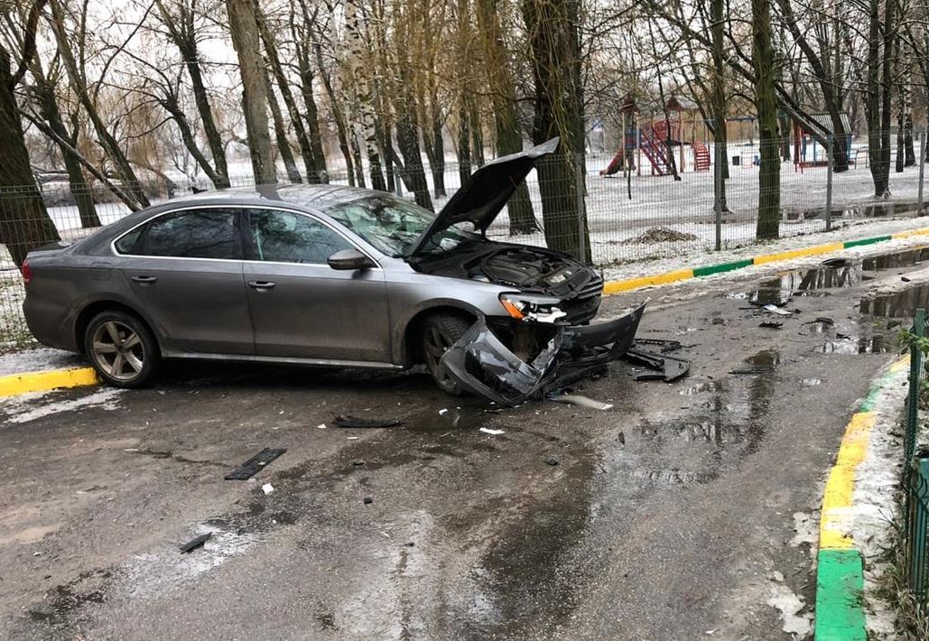В Киевской области мужчина после ссоры с бывшей женой протаранил четыре машины микроавтобусом