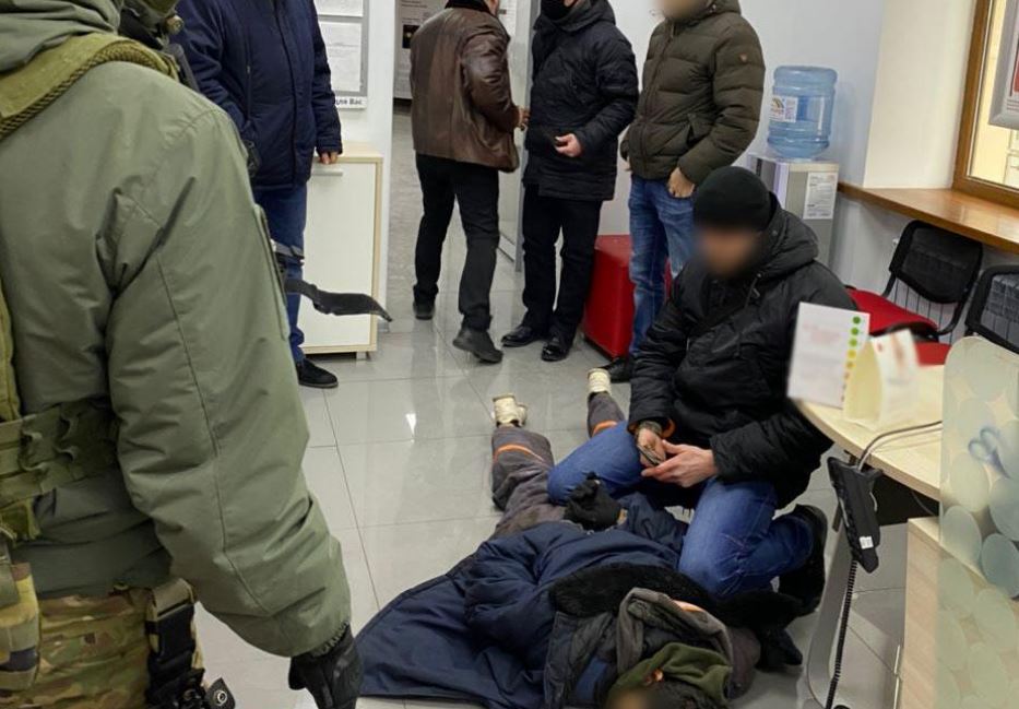 Подробности освобождения заложников в банке Мариуполя