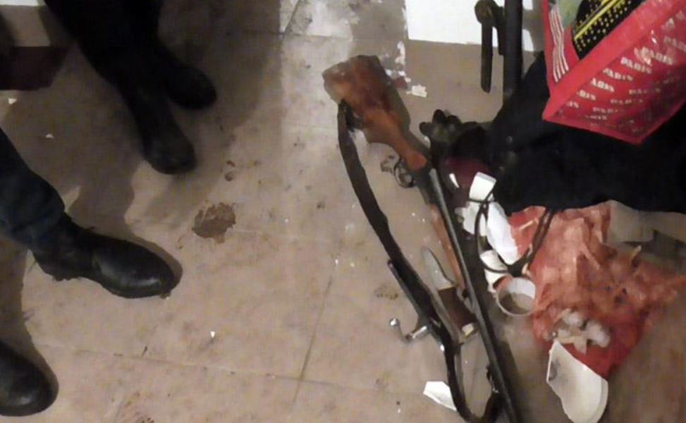 Спецназ обезоружил буйного пациента, который встретил врачей и полицию с ружьем в руках